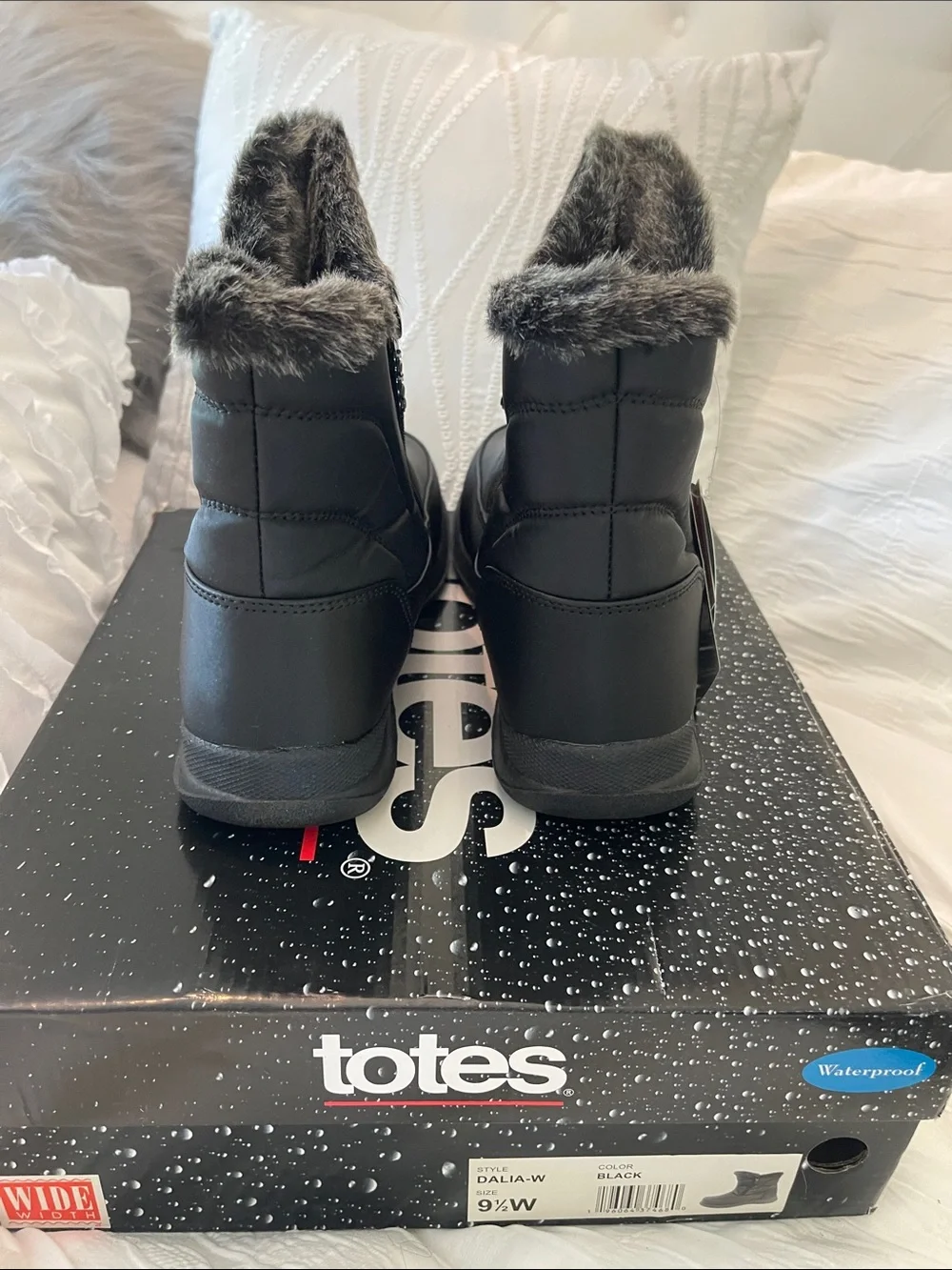 totes Black Dalia Faux-Fur Lined Winter Zip Ankle Boots, size 9.5